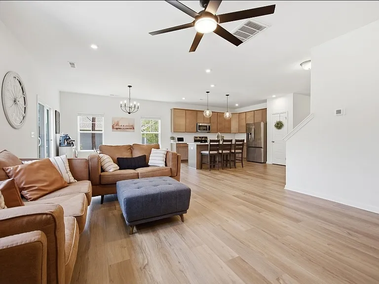 315 Enfield Dr — Photo 8