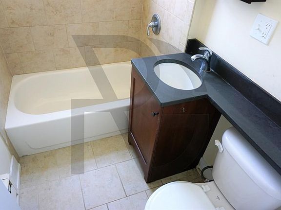 3rd image of 818 W Diversey Pkwy #818Y
