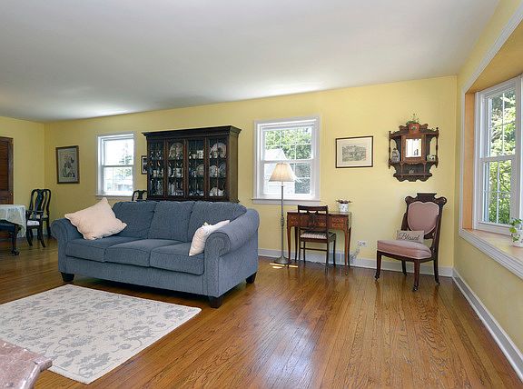 5th image of 725 N Pine Ave