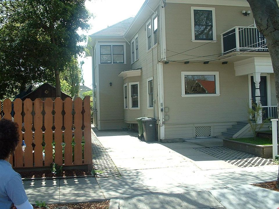 Driveway leading to Flat