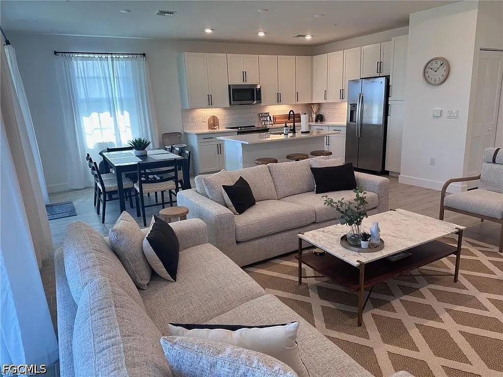 3 bed, 3.5 bath, 1840 sqft, $5,800 — Photo 3