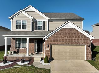 30087 Macintosh Ln, New Hudson, MI 48165