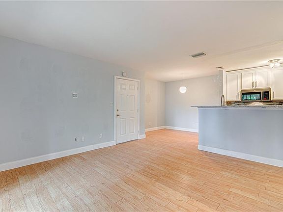 3rd image of 1400 Gandy Blvd N Unit 1015