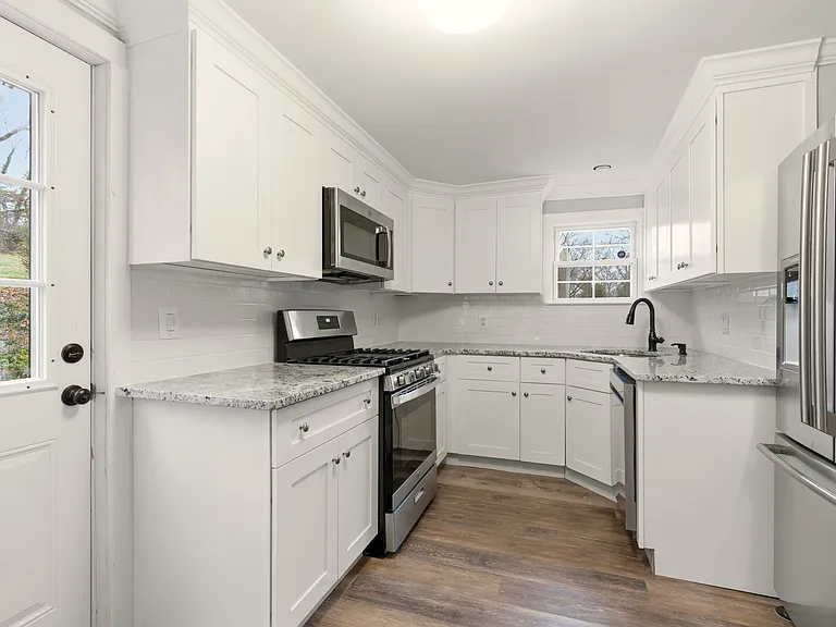 327 W Neck Rd — Photo 6