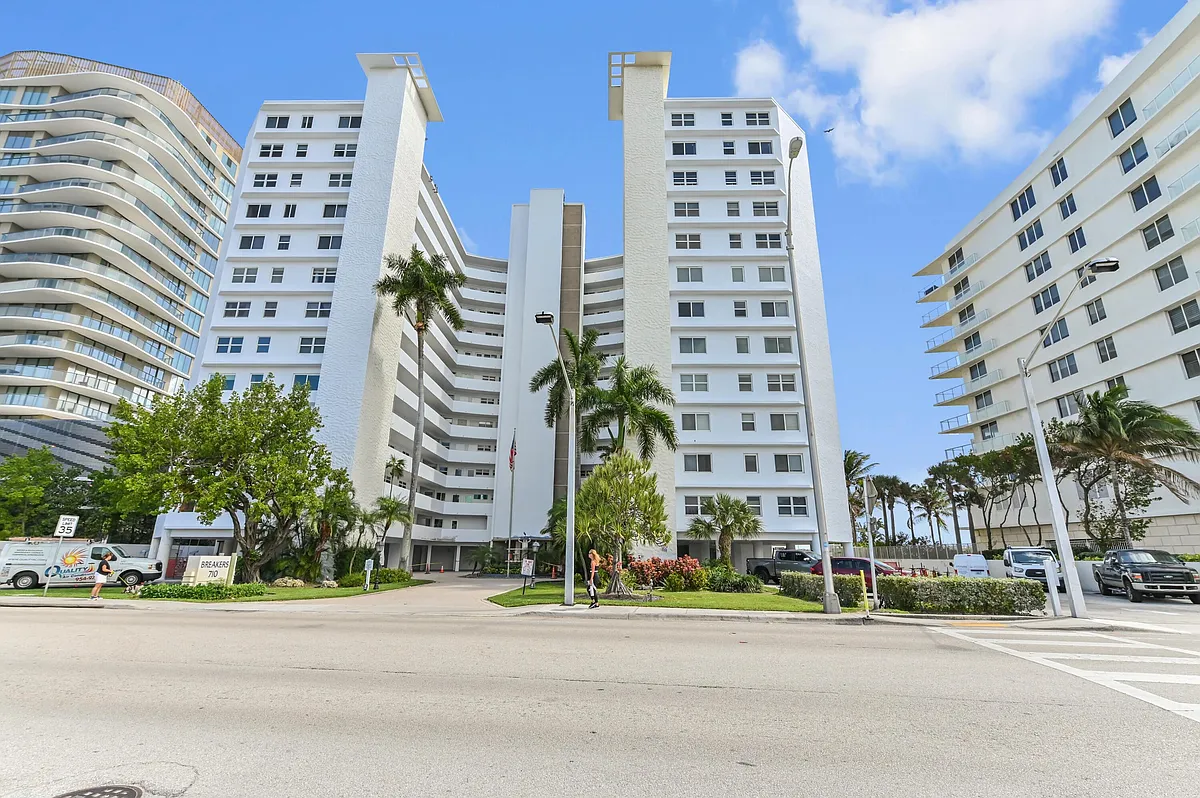 Building Photo - 710 N Ocean Blvd #710
