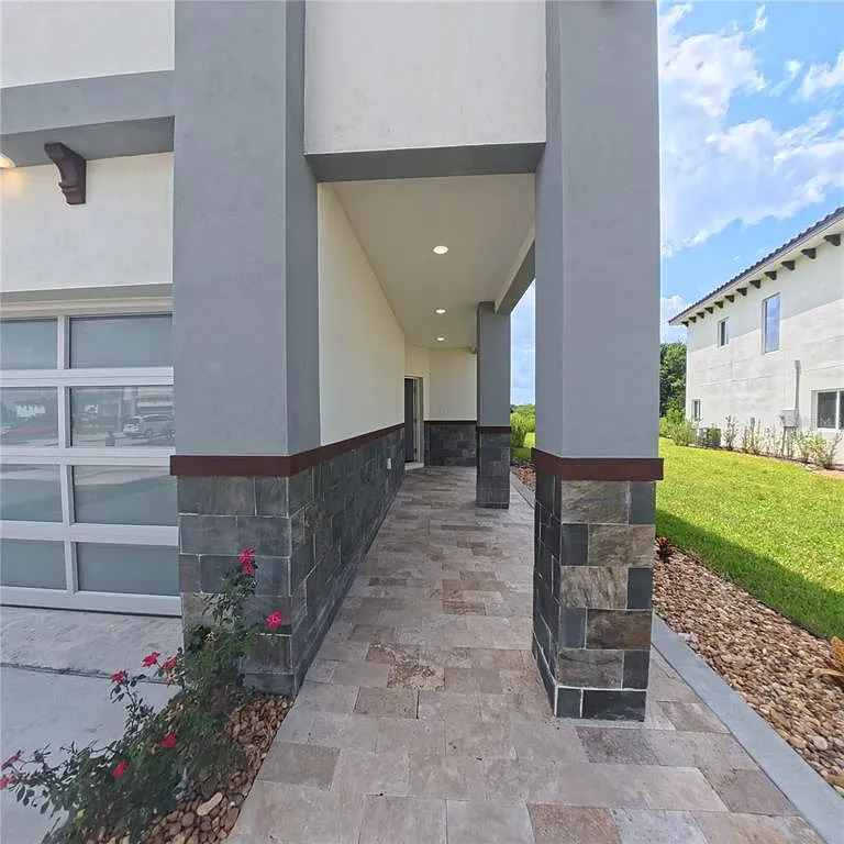 4 bed, 2.5 bath, 2250 sqft, $2,550 — Photo 3