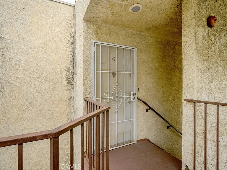 330 Pioneer Dr — Photo 2