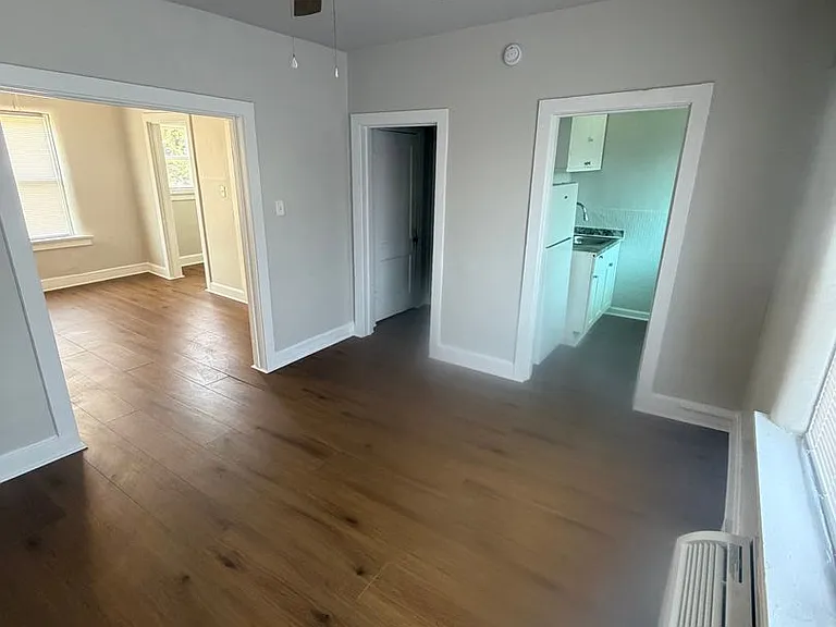 (370) 2526-30 Bellevue — Photo 13