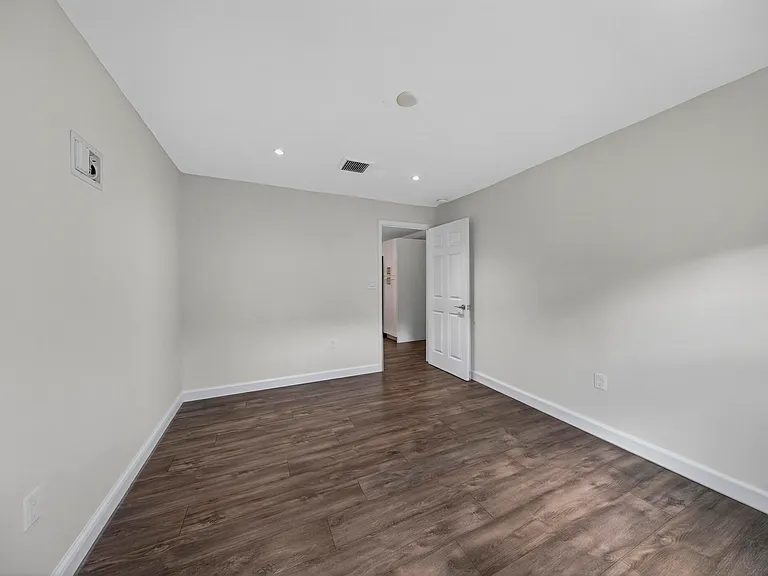 410 NE 34th St — Photo 28