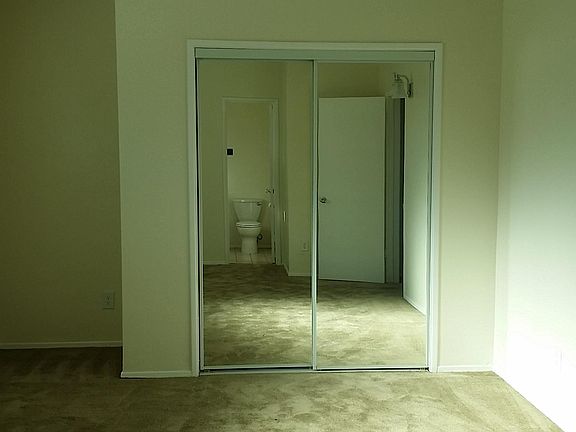 5th image of 3980 Ingraham St APT B