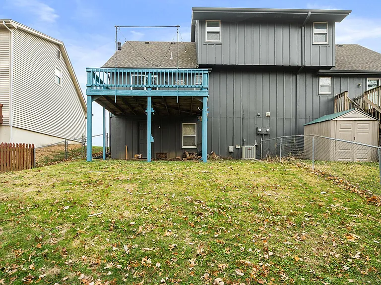 910 E Summit St — Photo 42