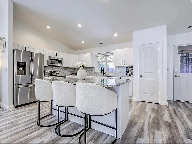214 S Belfair Pl — Photo 3