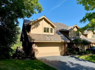 42 Oak Creek Ct, Willowbrook, IL 60527