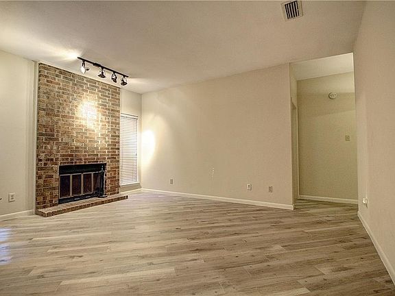 3rd image of 1212 Riverchase Ln Unit 143