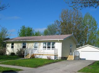 329 N 48th St, Grand Forks, ND 58203