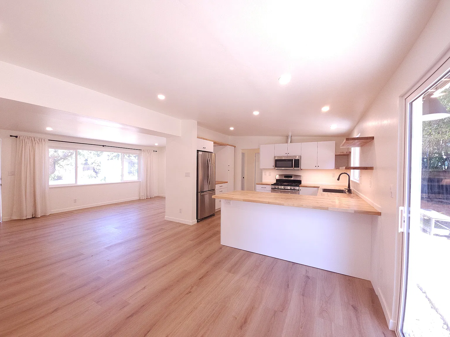 2 bed, 900 sqft, $4,200 — Photo 2