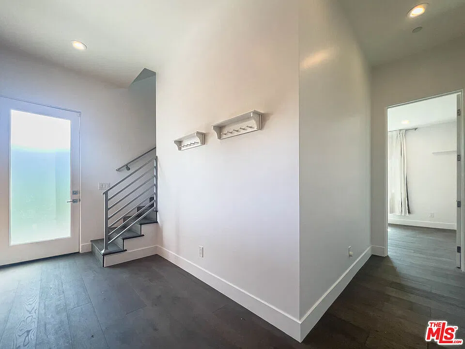 3 bed, 4.0 bath, 2433 sqft, $5,900 — Photo 4