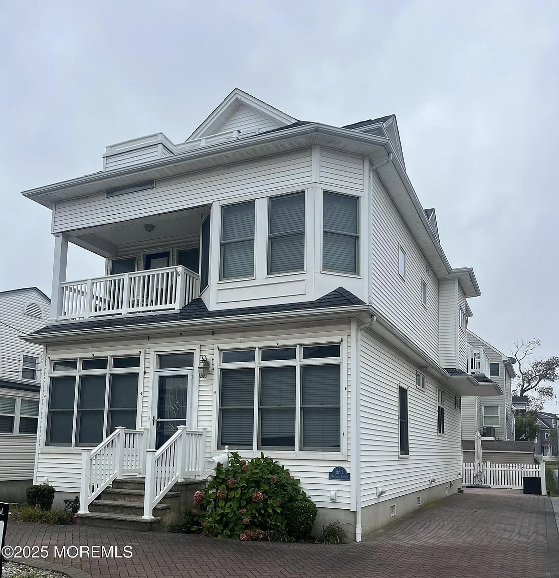 563 Whiting Ave photo 1