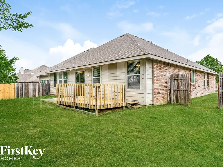 3908 Windy Point Dr — Photo 15