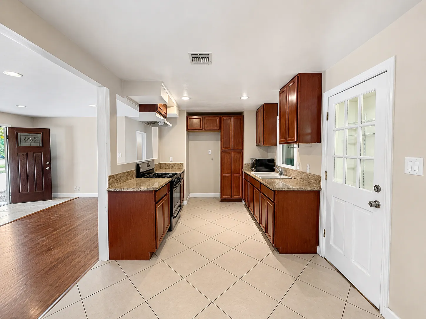 2 bed, 1100 sqft, $2,400 — Photo 3