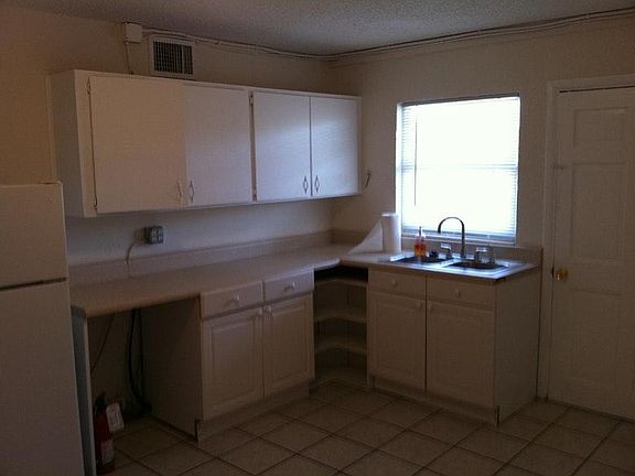 3rd image of 4101 W Cypress St Ste 202