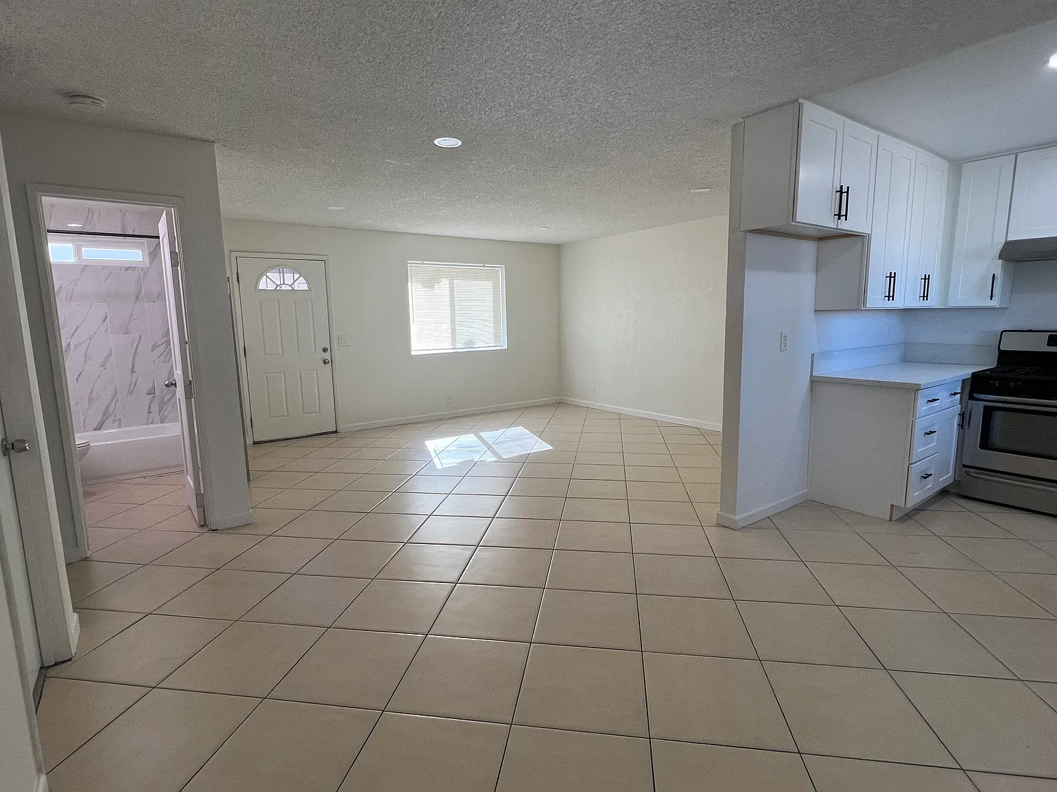 2 bed, 970 sqft, $1,950 — Photo 2