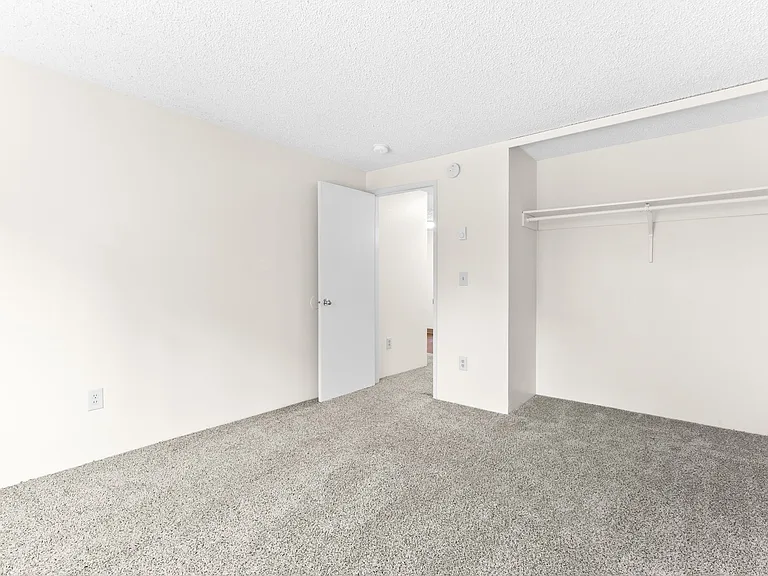 Charbern Apartments — Photo 31