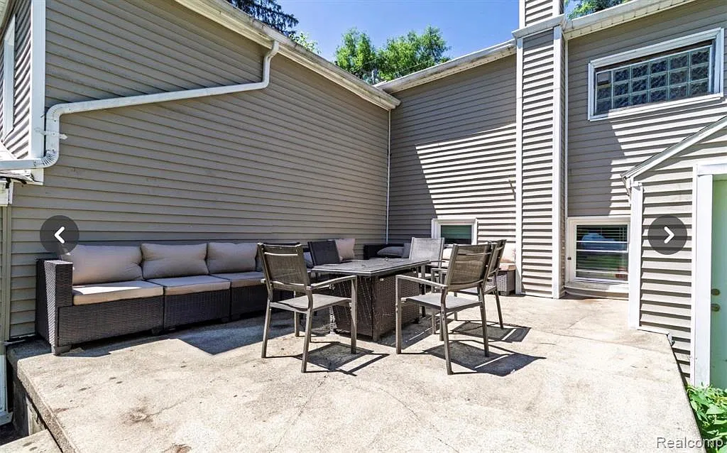 4 bed, 2.0 bath, 2143 sqft, $2,400 — Photo 3
