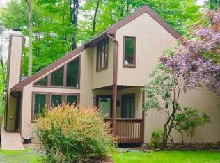 216 Rocky Mountain Dr, Greentown, PA 18426