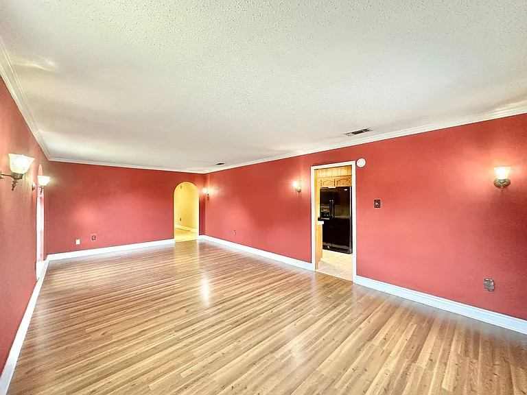 912 Laurie Ln — Photo 4