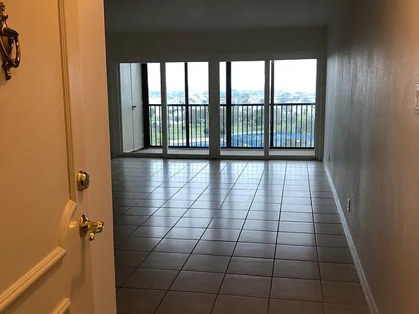 10355 Paradise Blvd APT 1008, Treasure Island, FL 33706