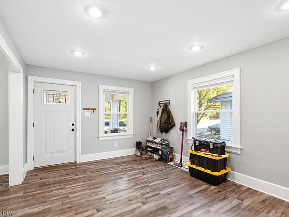 3rd image of 425 Barwell St