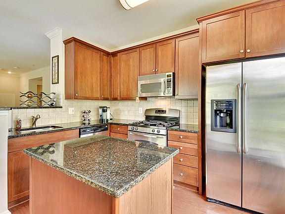 Spacious kitchen w/Pantry