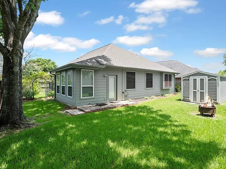 421 Livingstone Ln — Photo 4
