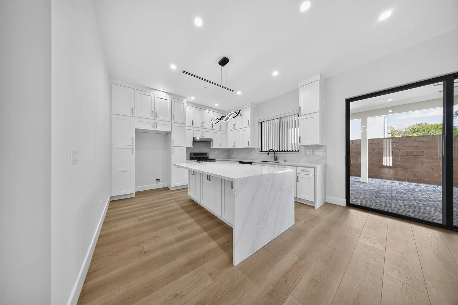 4 bed, 2700 sqft, $5,500 — Photo 2