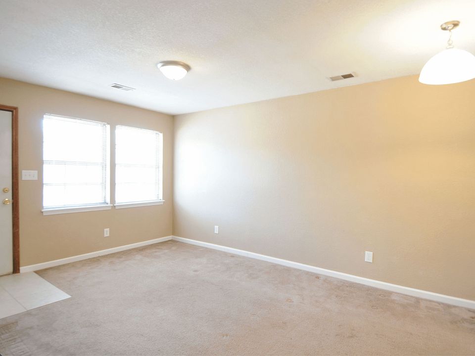 1st image of 720 NE Barnes Dr APT A