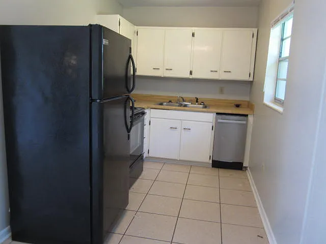 712 Newport Dr — Photo 7