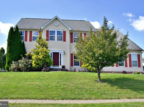 1301 Gainsboro Dr, Martinsburg, WV 25403