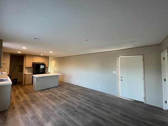 4th image of 808 Carriage Lane Ests