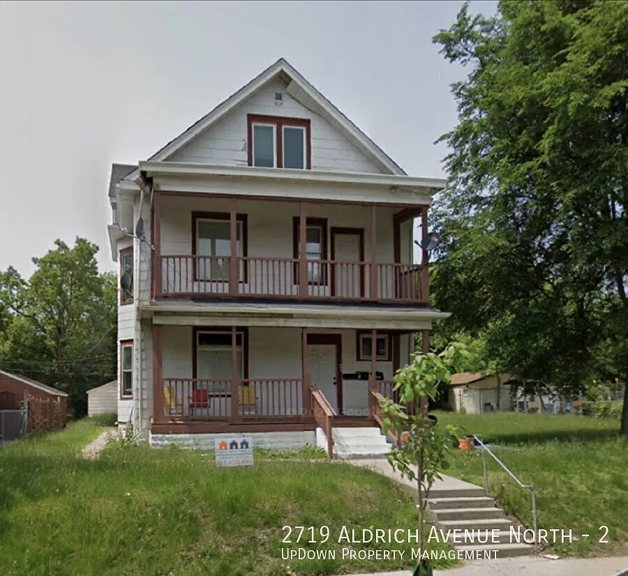 5 Bedroom / 2.5 Bath Upper Duplex Unit, Hawthorne Neighborhood — Photo 1