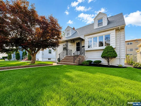 344 10th St Floor 2, Carlstadt, NJ 07072