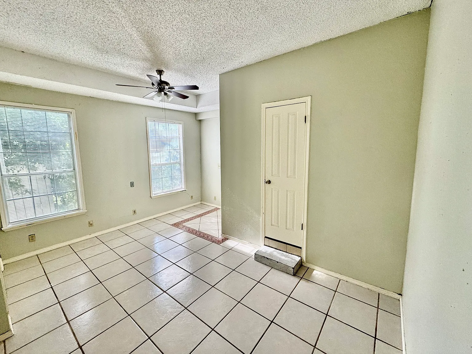 6 bed, 3.5 bath, 4800 sqft, $725 — Photo 1