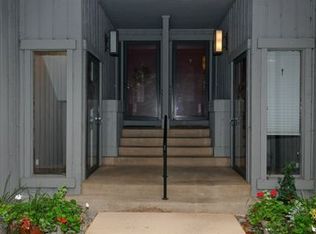 160 Club Cir APT C, Lake Barrington, IL 60010