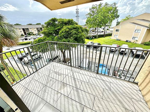 3rd image of 251 Palm Cir W APT 302