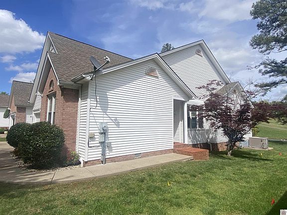 3rd image of 28 Village Dr W