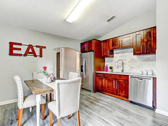 5th image of 6423 Sable Woods Dr E