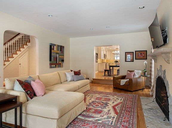 5th image of 405 Woodlawn Ave