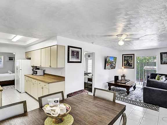 4th image of 820 NE 16th Ave APT 2