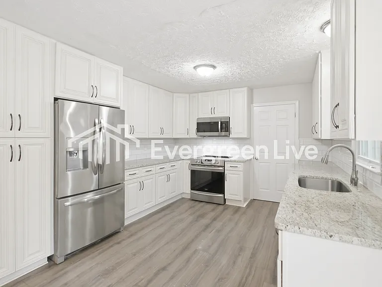 2255 Huntington Dr — Photo 6