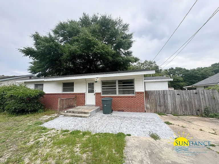 107 Magnolia Ave SE — Photo 1